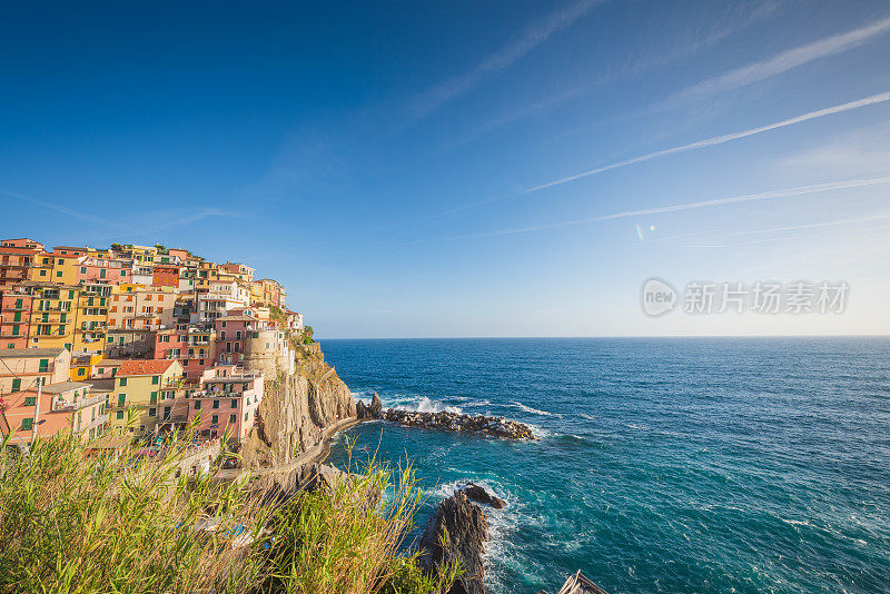 马纳罗拉村的海景全景，意大利的Cinque Terre海岸线。利古里亚La Spezia省风景优美的小镇，有传统的房屋。著名的旅游目的地